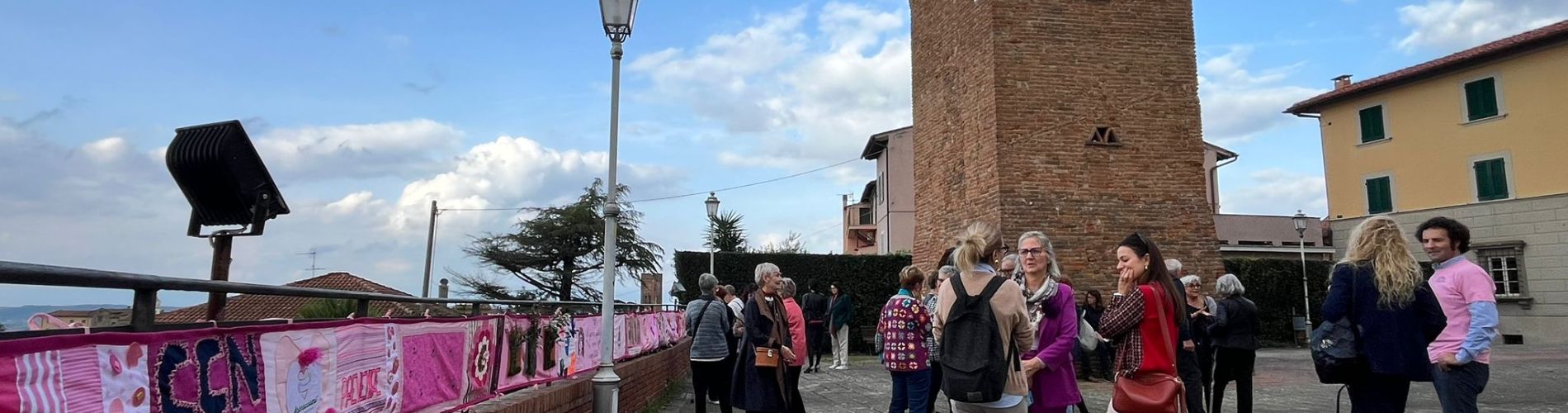 ottobre rosa, lo striscione di piazza San matteo